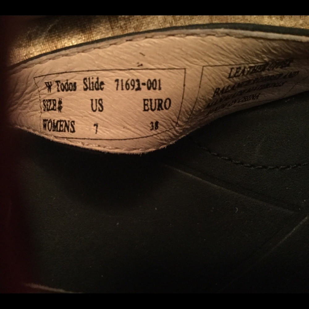 BOGS Leather Flip Flops NWOT - Picture 3 of 4